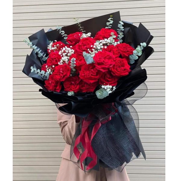 Bó hoa hồng đỏ rực rỡ lãng mạn