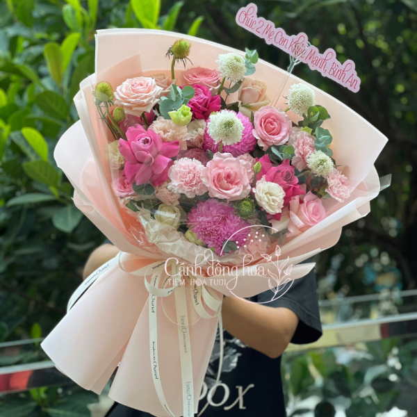 Bó Hoa Tinh Tế với Sắc Màu Nồng Nàn