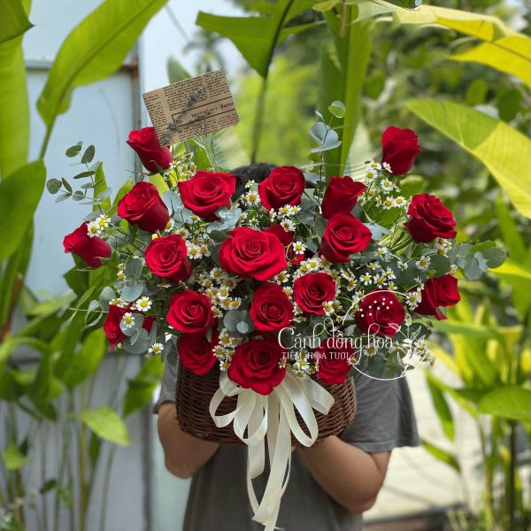 Giỏ Hoa Hồng Đỏ - Biểu Tượng Đam Mê và Tình Yêu